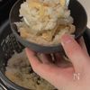 炊飯器に入れて待つだけ。【タラの炊き込みご飯】の工程2
