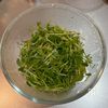 お腹スッキリ!豆苗とかにかまの中華和えの工程1