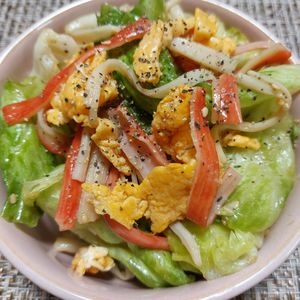 よっこの作ってみた!投稿(カニカマとレタスと卵のさっぱりヘルシーサラダ😋🥗)