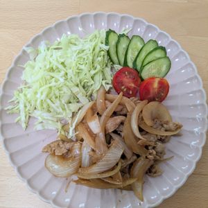 ゆいの作ってみた!投稿(たっぷり千切りキャベツと一緒に食べる♡『豚こま肉の生姜焼き』)