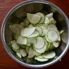 【ズッキーニとツナのさっぱり塩昆布和え】切って和えるだけ！の工程1