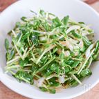 切って和えるだけ！豆苗と長ネギのサラダ