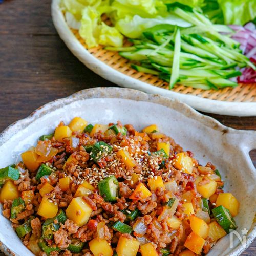 レタスに包んで食べる♪オクラとじゃがいもの肉みそ炒め