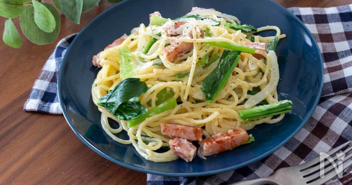 フライパンひとつ！ベーコンと小松菜のクリームパスタ