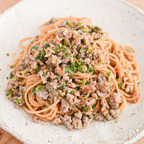 青い部分をおいしく消費！豚肉と長ネギのパスタ