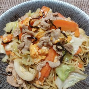 よっこの作ってみた!投稿(『うまーい♡』がとまらない【豚肉とキャベツの塩昆布焼きそば】)
