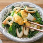 甘辛さがやみつきに！【ほうれん草とちくわのふわたま炒め】