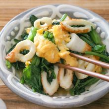 甘辛さがやみつきに！【ほうれん草とちくわのふわたま炒め】