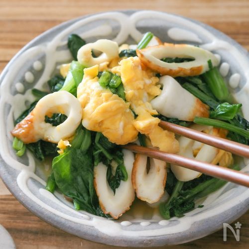 甘辛さがやみつきに！【ほうれん草とちくわのふわたま炒め】