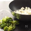 材料2つ!なめことかぶの梅おかか炒め【簡単副菜】の工程1