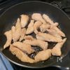 焼いてタレをからめるだけ!鶏むね肉で「ぽんコチュしそチキン」の工程2