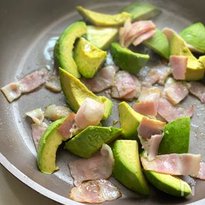 とろける食感☆アボカドベーコンエッグ | レシピサイトNadia