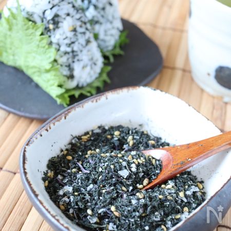 赤しそジュースの煮出した葉は捨てないで 簡単しそふりかけ By 山本知美 レシピサイト Nadia ナディア プロの料理家のおいしいレシピ