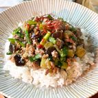 ニラたっぷりスタミナ麻婆茄子丼
