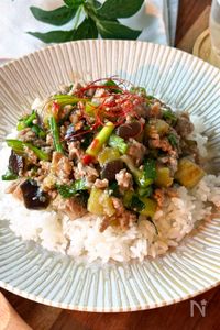 ニラたっぷりスタミナ麻婆茄子丼