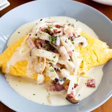 『きのことベーコンのクリームオムライス』おうちでカフェ気分♪