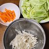 春キャベツと豚バラもやし炒めの工程1