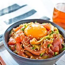 和えるだけ簡単！生ハムユッケ丼