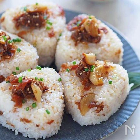 スタミナ満点夏のイチオシ 梅おかかニンニクのオイルおにぎり By むっちん 横田睦美 レシピサイト Nadia ナディア プロの料理家のおいしいレシピ