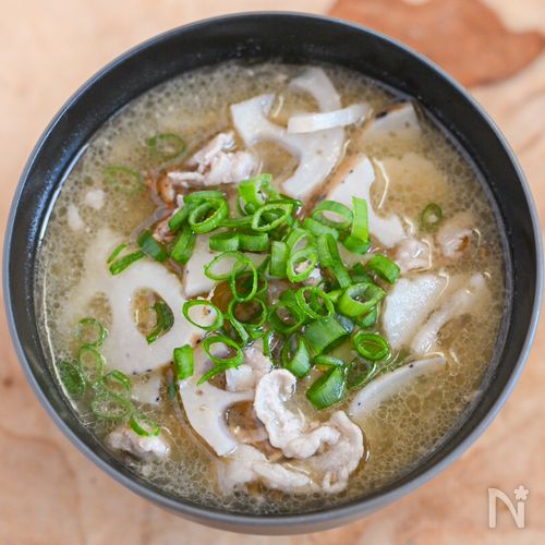 少ない具材でもちゃんとおいしい！れんこん豚汁