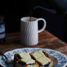 朝からさっくり食パンのブルーベリーとクリームチーズトースト