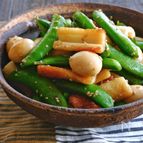 スナップエンドウとちくわとうずらの卵の甘辛炒め