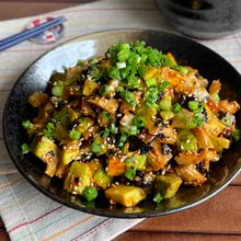 切って和えるだけ♪ご飯にのっけても◎「アボちくユッケ」