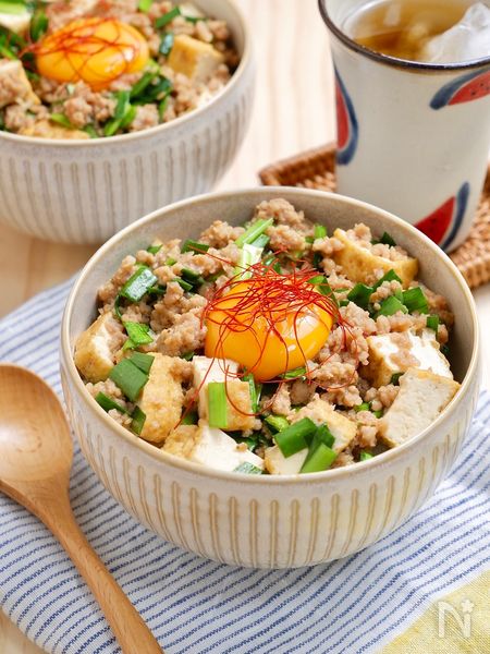 厚揚げにらそぼろ丼