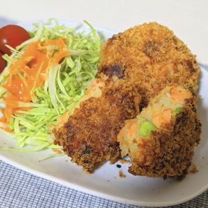 莉子の作ってみた!投稿(新じゃがと鮭のふわとろコロッケ(揚げ焼き))