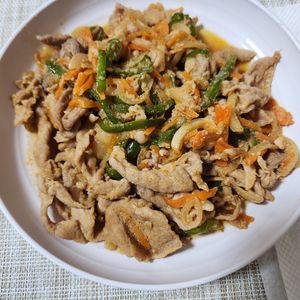 とももの作ってみた!投稿(甘辛でご飯がすすむ！豚こまプルコギ風炒め)