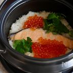ふっくらお店の味♡土鍋で作る【鮭といくらの塩麹釜飯】
