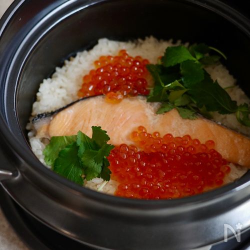 ふっくらお店の味♡土鍋で作る【鮭といくらの塩麹釜飯】