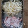 シャキシャキ♪豚肉ともやしピーマンのとろっと♡中華煮の下準備