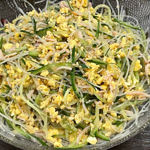 とーるじーじの作ってみた!投稿(10分で味しみ抜群♪抱えて食べたい♪『春雨のごちそうサラダ』)