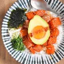 ピリ辛漬けサーモン丼・アボたまのっけ！
