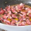 ほたるいかと新わかめのペペロンチーノパスタの工程2