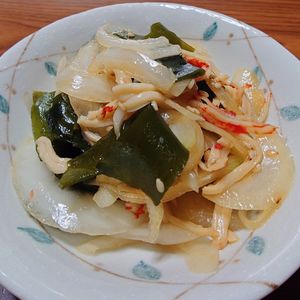 viviの作ってみた!投稿(5分で完成！【わかめと玉ねぎの中華風サラダ】胡麻油香る♩)