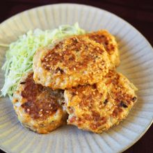 鯖缶レシピ脱マンネリ！
『鯖缶とはんぺんの味噌マヨバーグ』