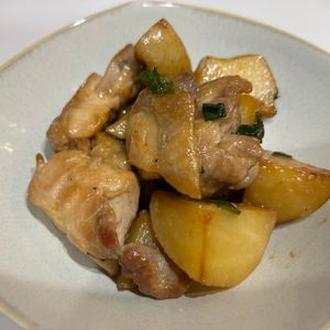 ゆゆゆんの作ってみた!投稿(簡単美味しい!鶏肉とほくほくじゃがいものガーリック甘辛)
