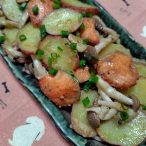 コスモスの作ってみた!投稿(【秋鮭とじゃが芋のにんにく味噌バター炒め】ご飯が進む！！)