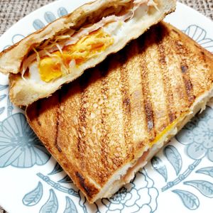 よっこの作ってみた!投稿(ベーコンエッグとキャベツのホットサンド)