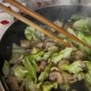 春キャベツと鶏もも肉で♪ガパオライス風の工程2