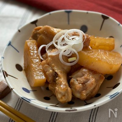 フライパン1つで手軽に♪鶏手羽元と大根の味噌煮