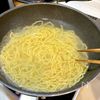 茹でて和えるだけ！もちもちバジルチキン麺の工程1