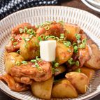 ご飯がすすむガッツリ系【新じゃがと鶏肉のガリバタ照り焼き】