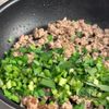 【フライパン1つ】やみつきニラそぼろうどんの工程1