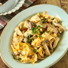 ぱぱっとやみつきおかず♪きのこスクランブルエッグ