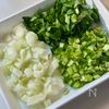 青菜も一緒にとれる♪【小松菜ひき肉ごはん】の下準備