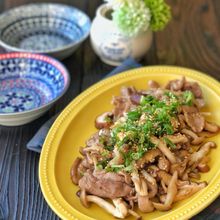 すし酢でさっぱり簡単!*豚こまきのこのバター酢炒め*