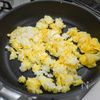 定番の鮭レタスチャーハンの工程1